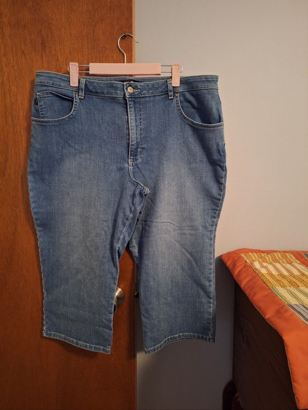 Lee Relaxed Fit Mid Rise Med Wash Blue Denim Capri Jeans Women's Size 18